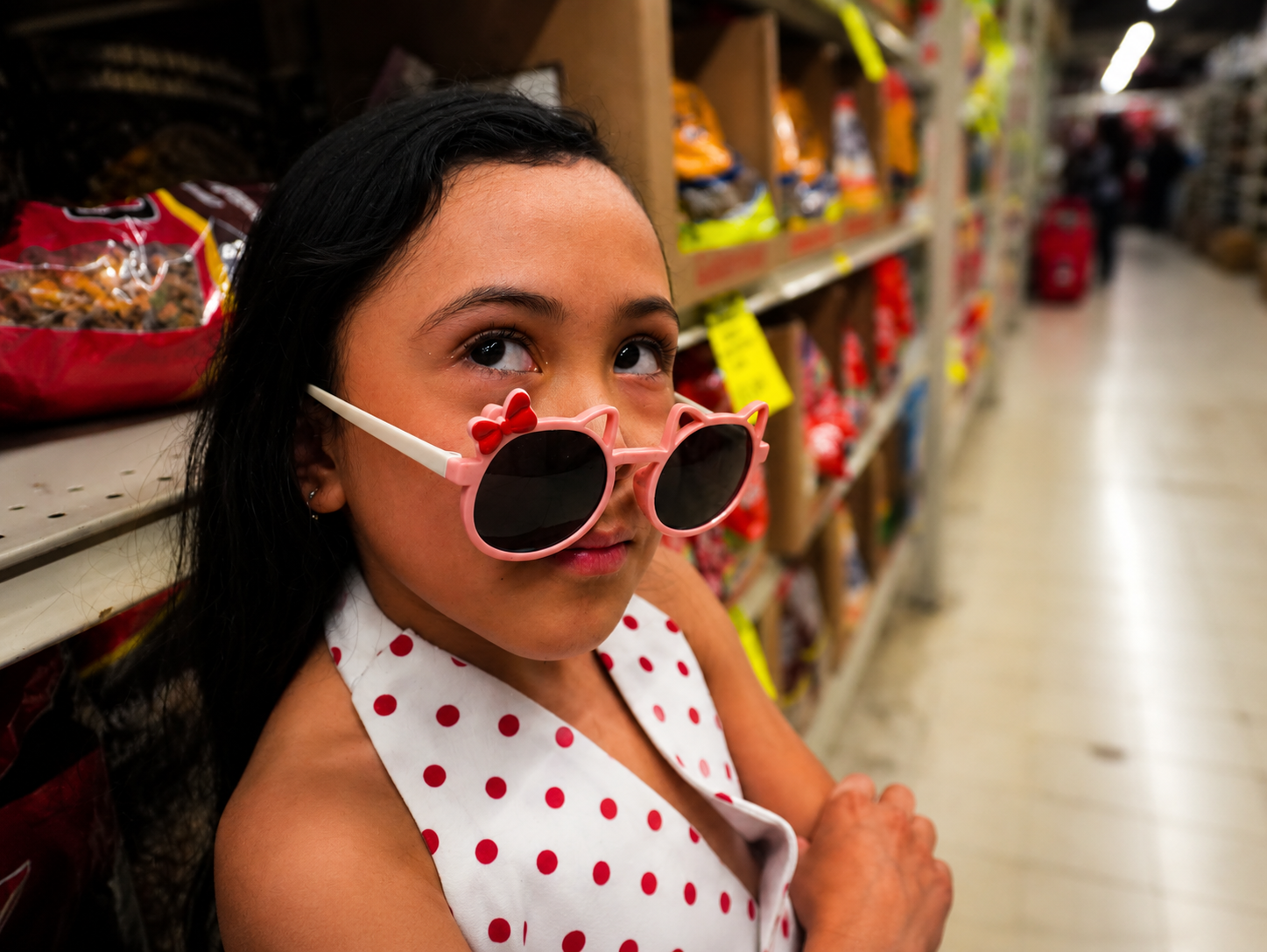 Miranda Flores con lentes rosas