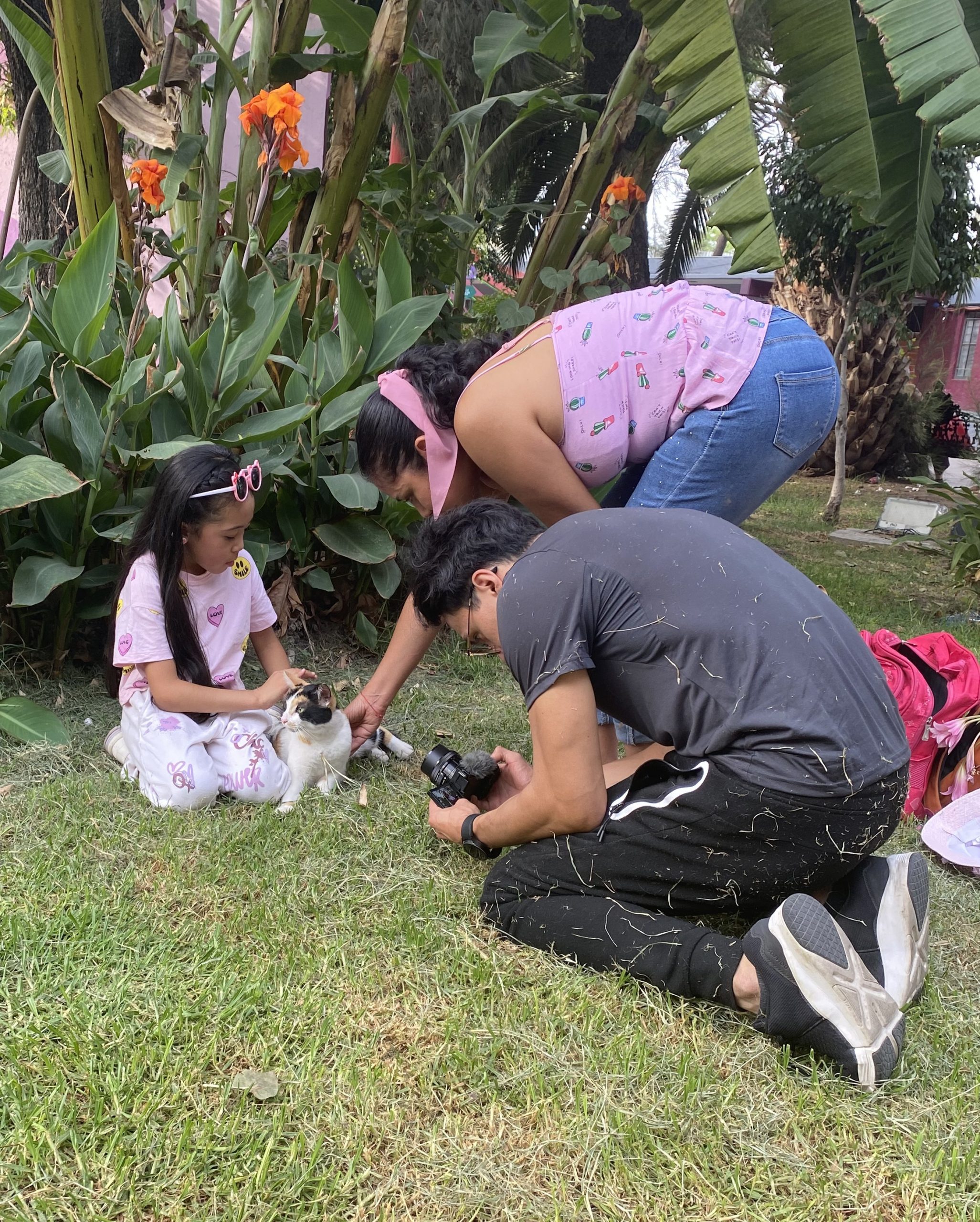 Miranda Flores junto a su familia durante una sesión de producción