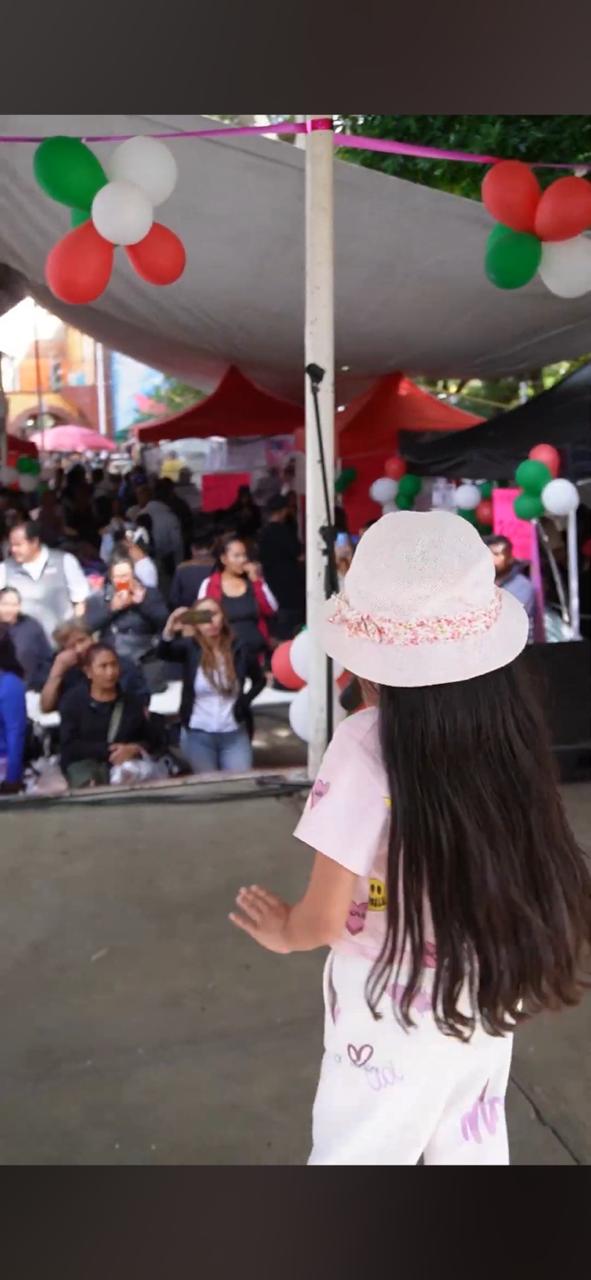 Miranda Flores durante una presentación